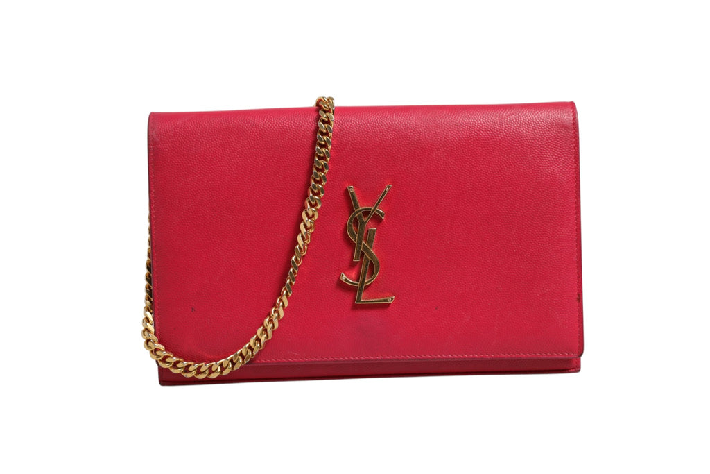 Portefeuille en cuir rouge Saint Laurent Monogram sur chaîne, avec logo emblématique et design élégant.