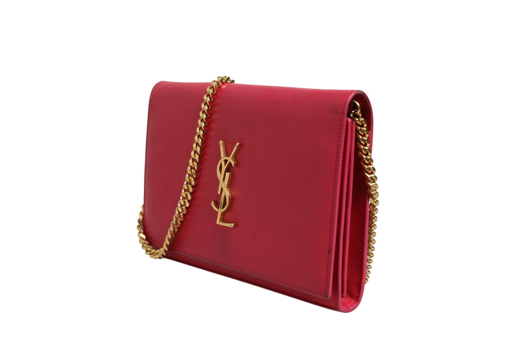 Portefeuille en cuir rouge Saint Laurent Monogramme avec chaîne, détails élégants et logo emblématique visible.