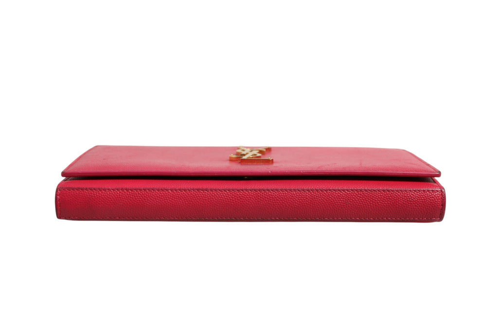 Portefeuille en cuir rouge Saint Laurent Monogramme avec chaîne, vue de face, détails du logo et finition élégante.