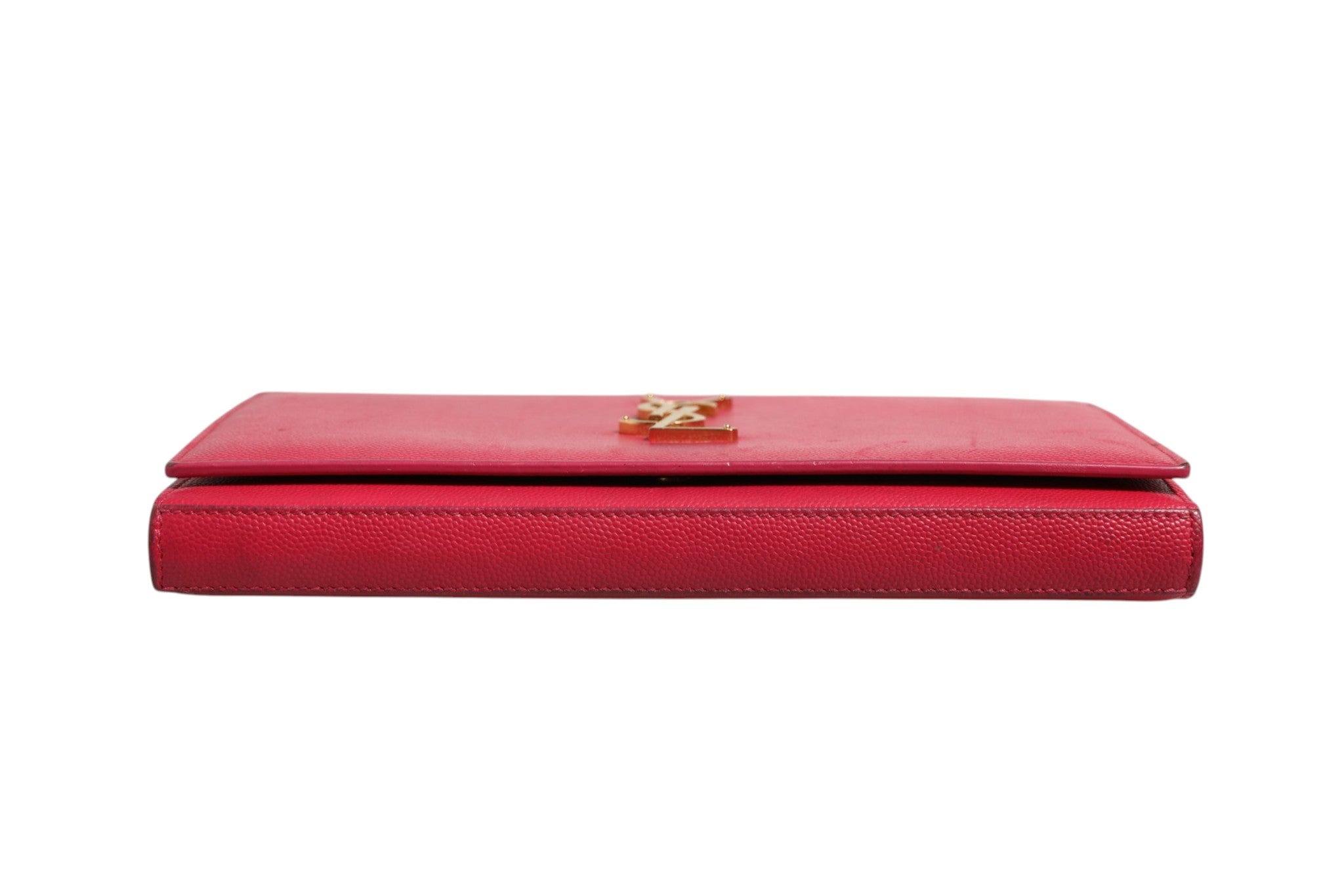 Portefeuille en cuir rouge Saint Laurent Monogramme avec chaîne, vue de face, détails du logo et finition élégante.