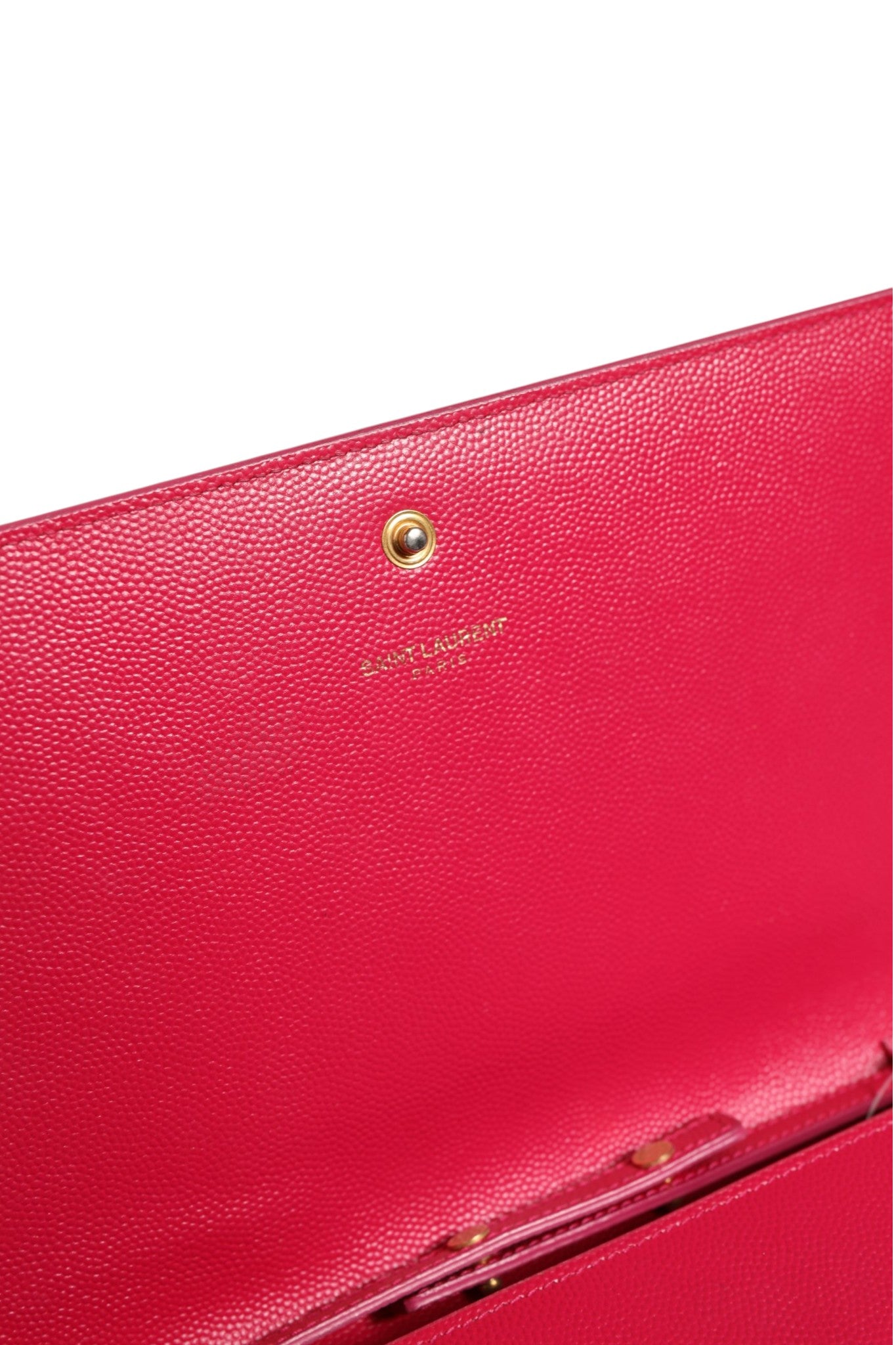 Portefeuille en cuir rouge Saint Laurent Monogramme avec chaîne, vue de face, détails du logo et finition élégante.