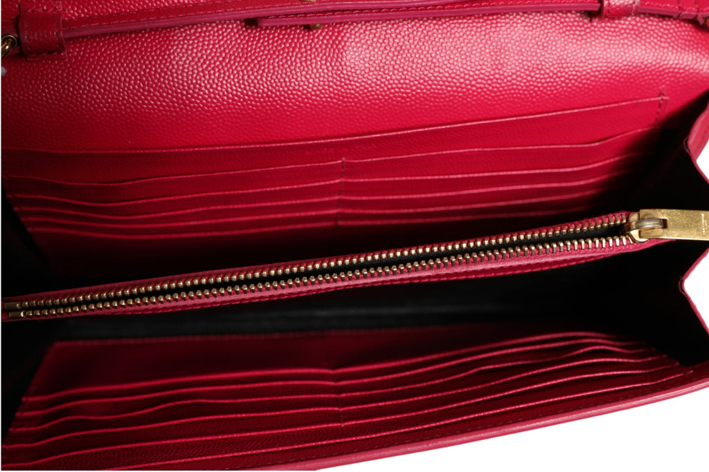 Portefeuille en cuir rouge Saint Laurent Monogramme avec chaîne, élégant et sophistiqué, visible avec détails du logo et de la texture.