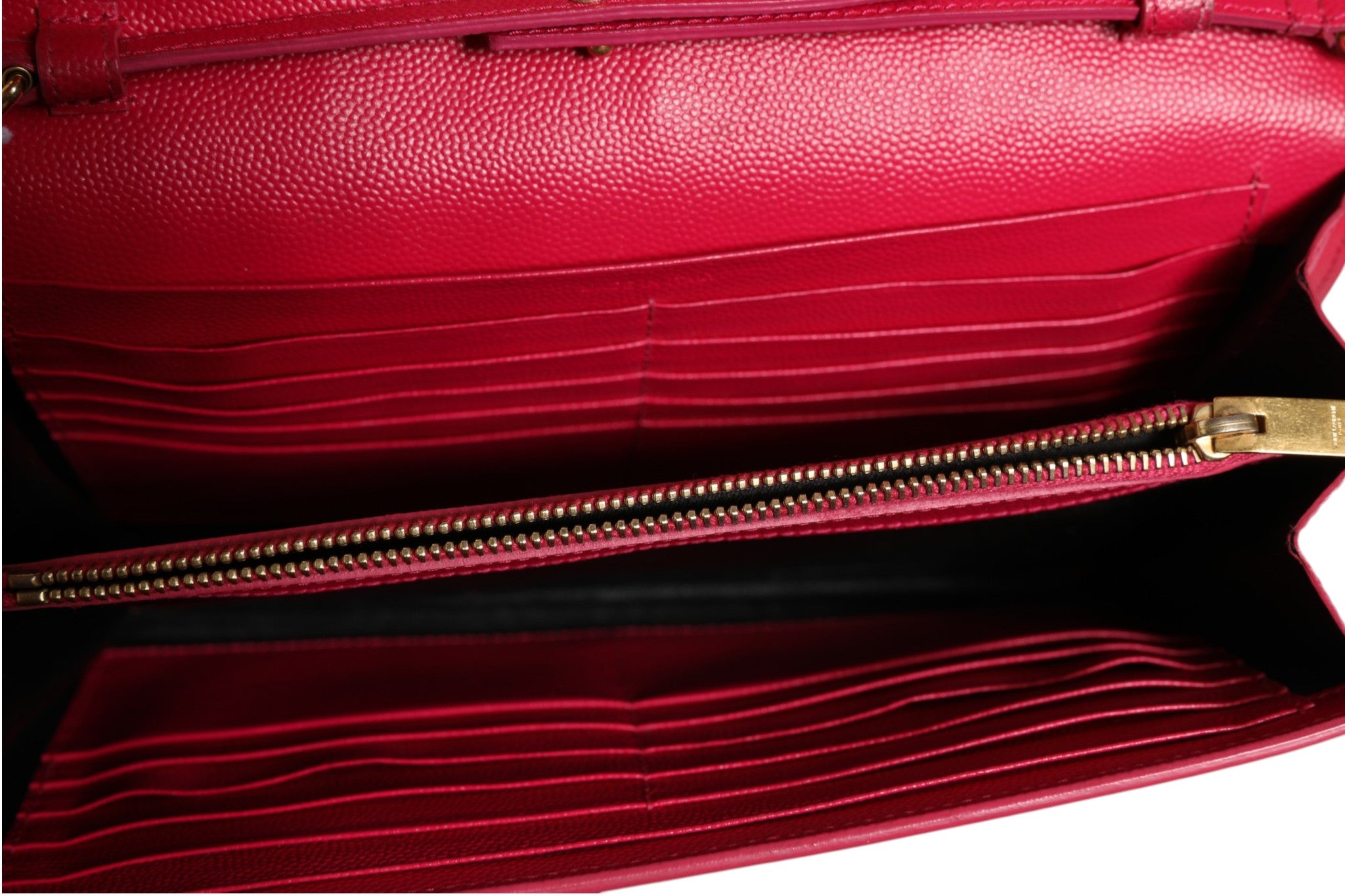 Portefeuille en cuir rouge Saint Laurent Monogramme avec chaîne, élégant et sophistiqué, visible avec détails du logo et de la texture.