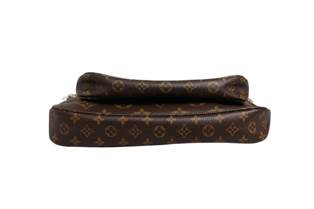 Pochette Accessoires Monogram Multi de Louis Vuitton avec bandoulière et plusieurs compartiments en toile monogrammée.