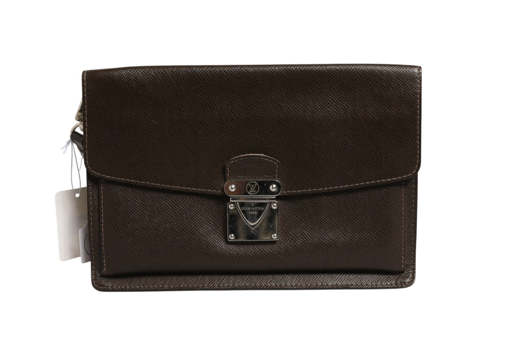 Pochette Louis Vuitton Belaia en cuir Taiga, sac à main élégant avec fermeture métallique et doublure intérieure durable.