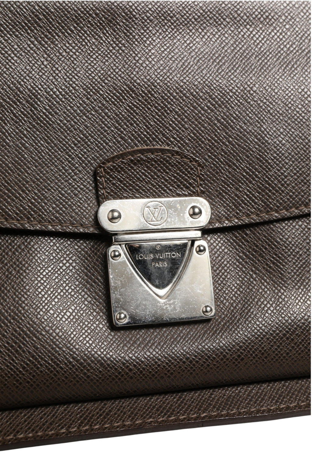 Pochette Louis Vuitton Belaia en cuir Taiga beige avec fermeture à glissière et logo embossé en relief.