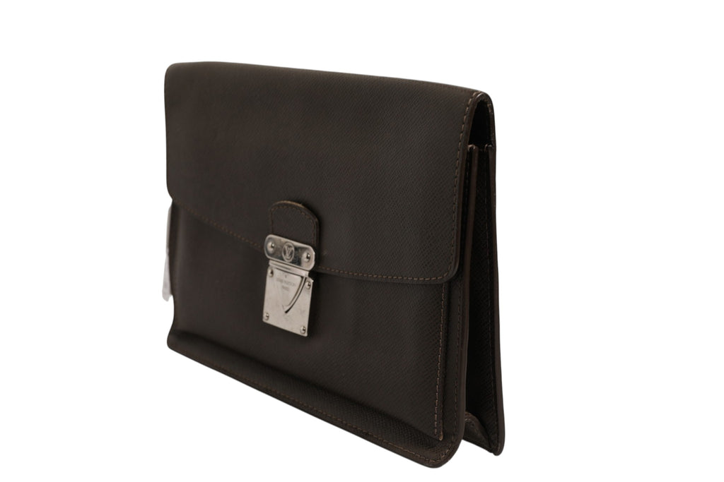 Pochette Louis Vuitton Belaia en cuir Taiga marron avec fermeture dorée et détails élégants, vue de face.
