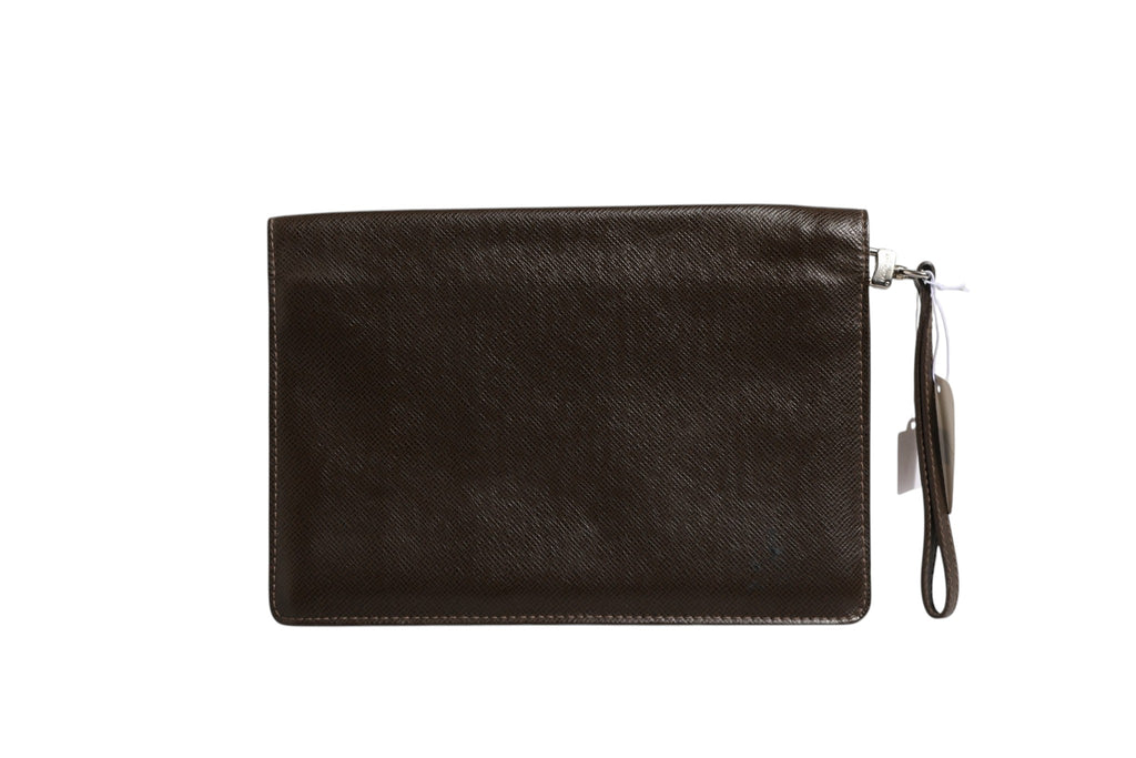 Clutch Louis Vuitton Belaia en cuir Taiga bleu marine, fermeture élégante et détails raffinés, vue de face.