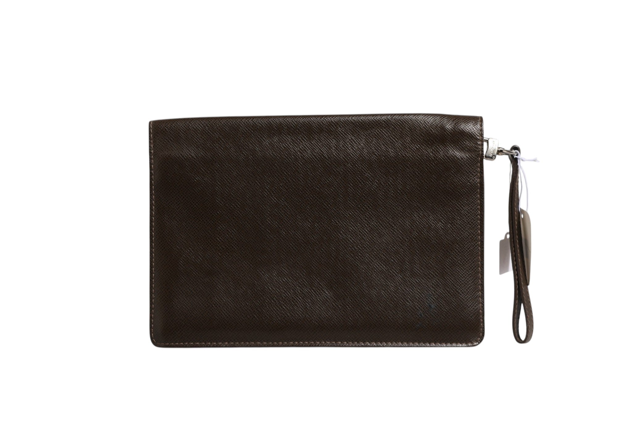 Clutch Louis Vuitton Belaia en cuir Taiga bleu marine, fermeture élégante et détails raffinés, vue de face.