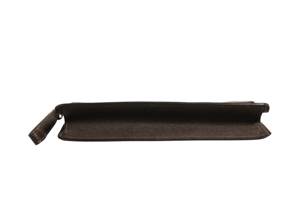 Pochette Louis Vuitton Belaia en cuir Taiga, finition élégante, avec fermeture et détails sophistiqués.