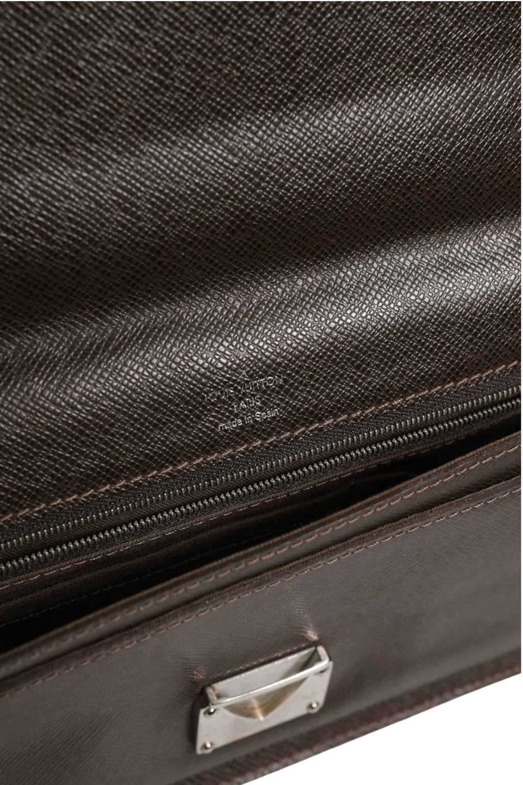 Pochette Louis Vuitton Belaia en cuir Taiga marron avec fermeture éclair et intérieur spacieux, élégante et sophistiquée.
