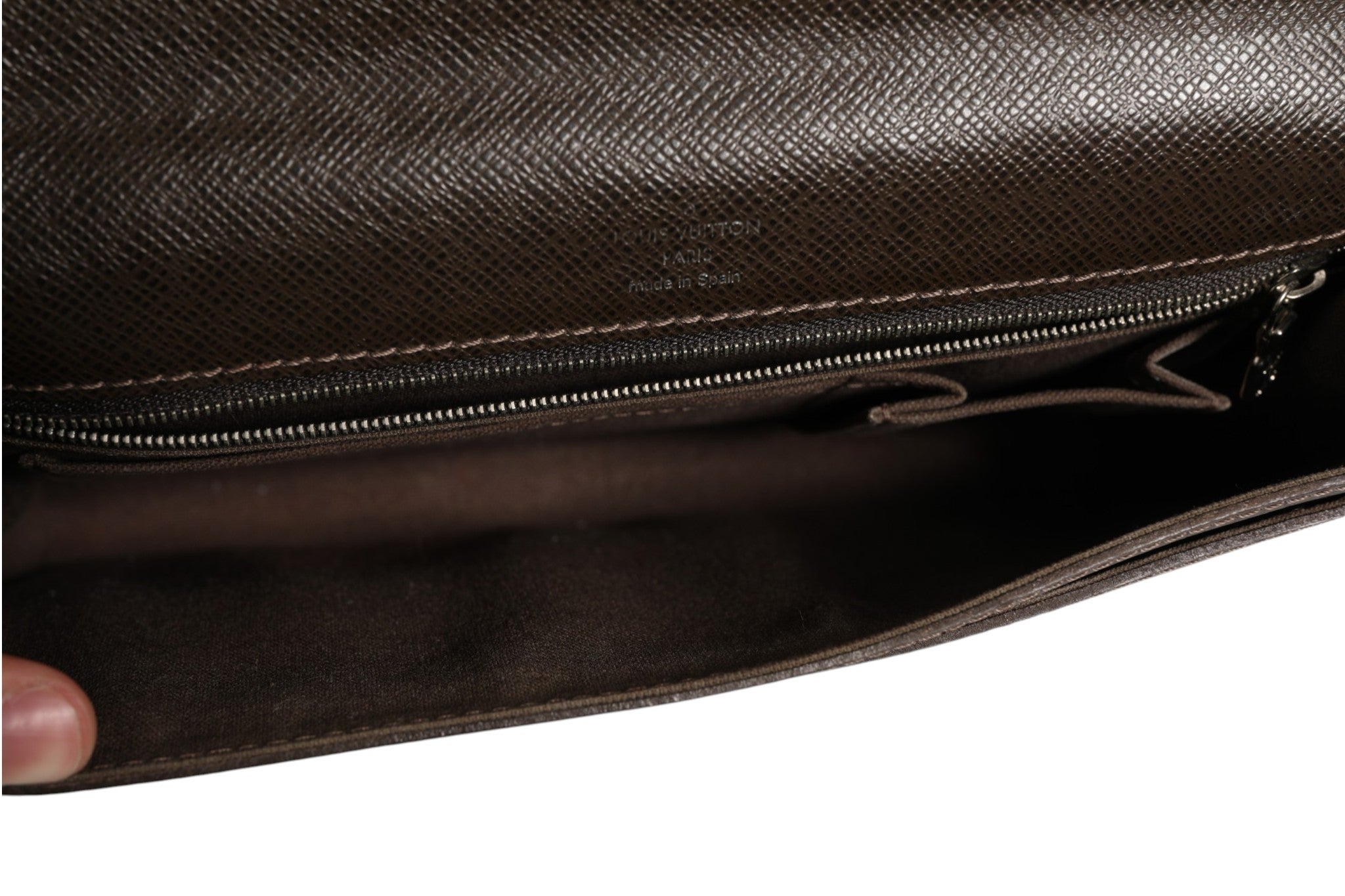 Pochette Louis Vuitton Belaia en cuir Taiga, élégante et sophistiquée, avec fermeture lumineuse et détails raffinés visible en image.