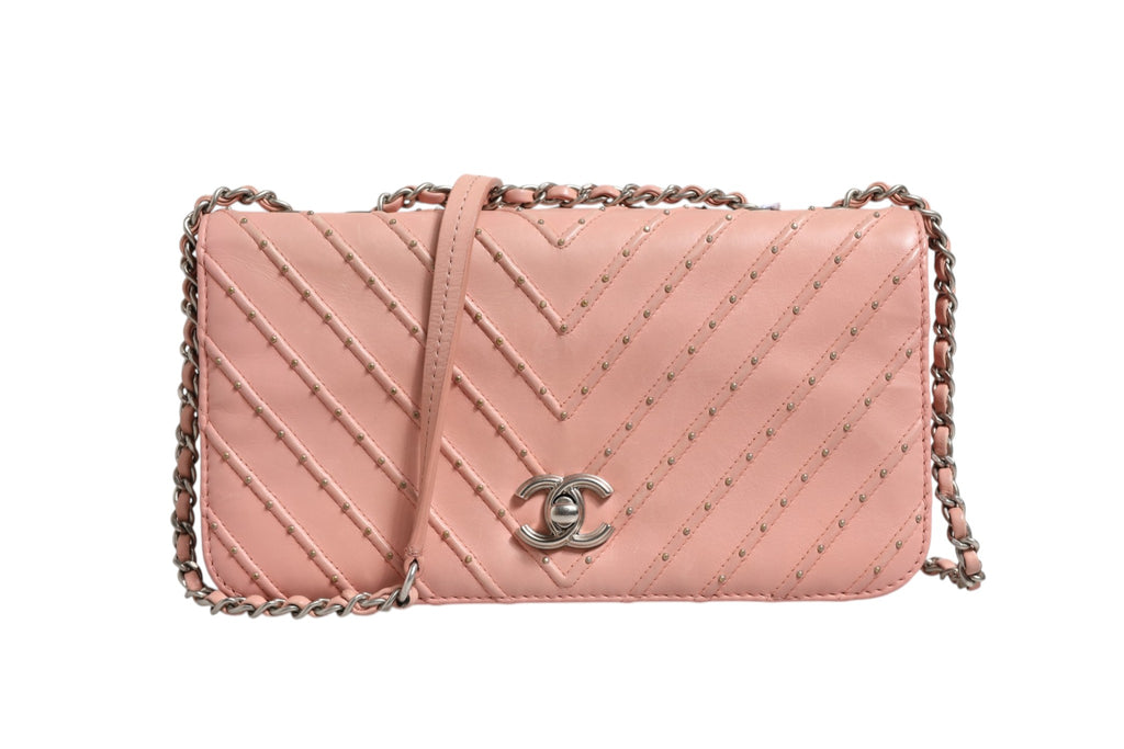 Sac Chanel petit classique à rabat double en cuir Chevron rose clair, élégant et sophistiqué.