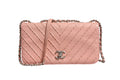 Sac Chanel petit classique à rabat double en cuir Chevron rose clair, élégant et sophistiqué.