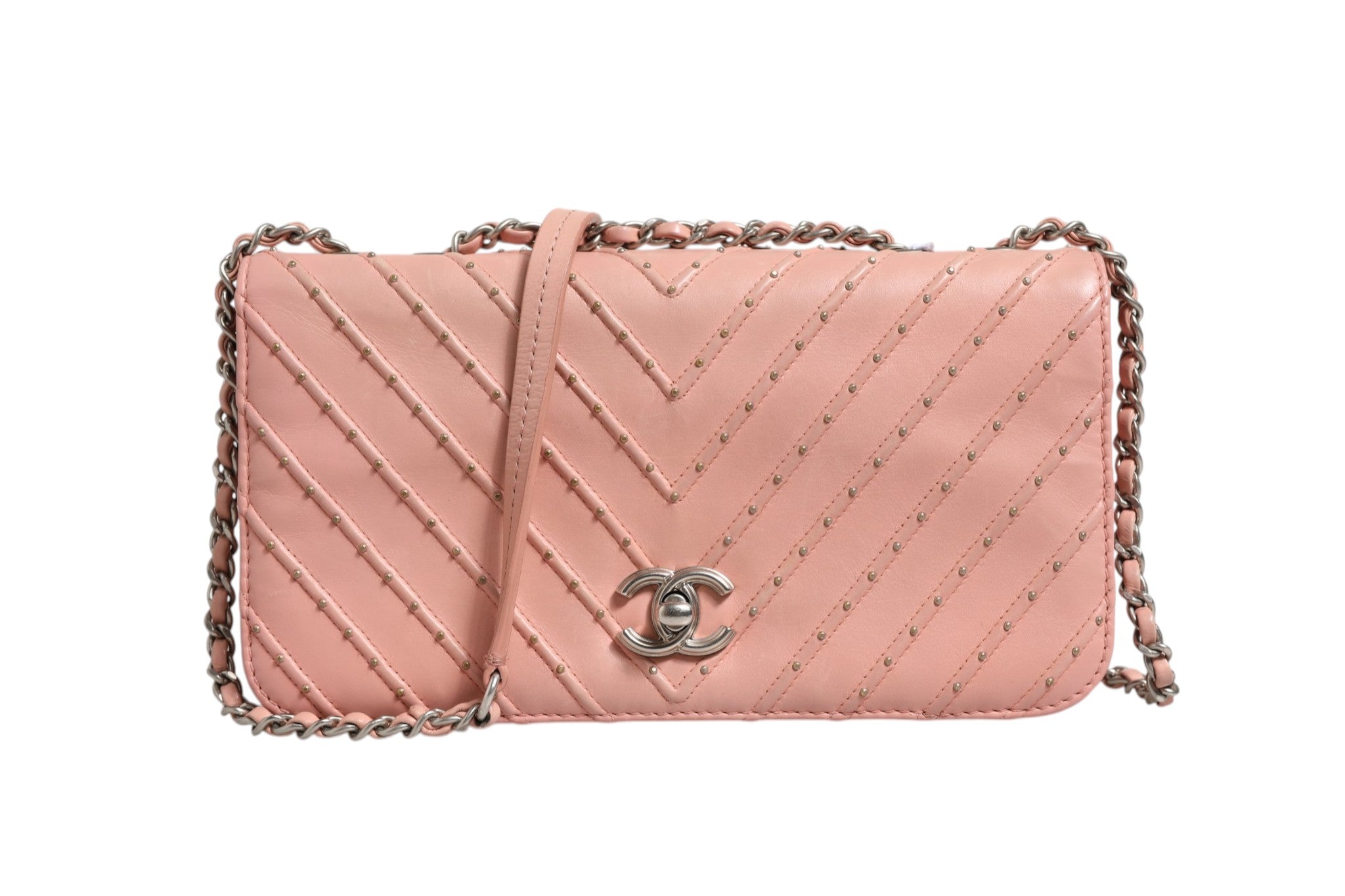 Sac Chanel petit classique à rabat double en cuir Chevron rose clair, élégant et sophistiqué.