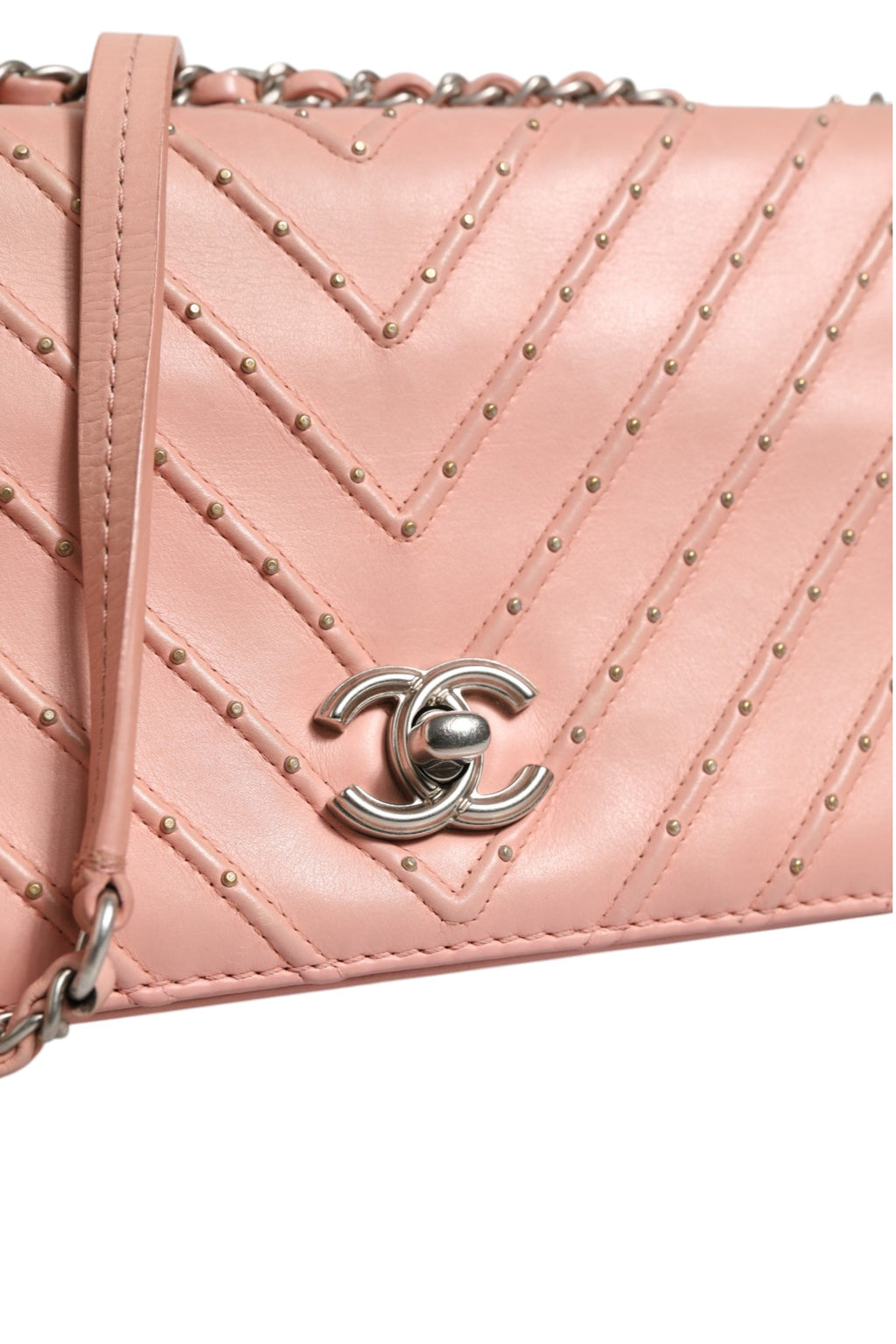 Sac Chanel Small Classic Double Flap en cuir rose clair à motif Chevron, avec chaîne en métal et logo emblématique.