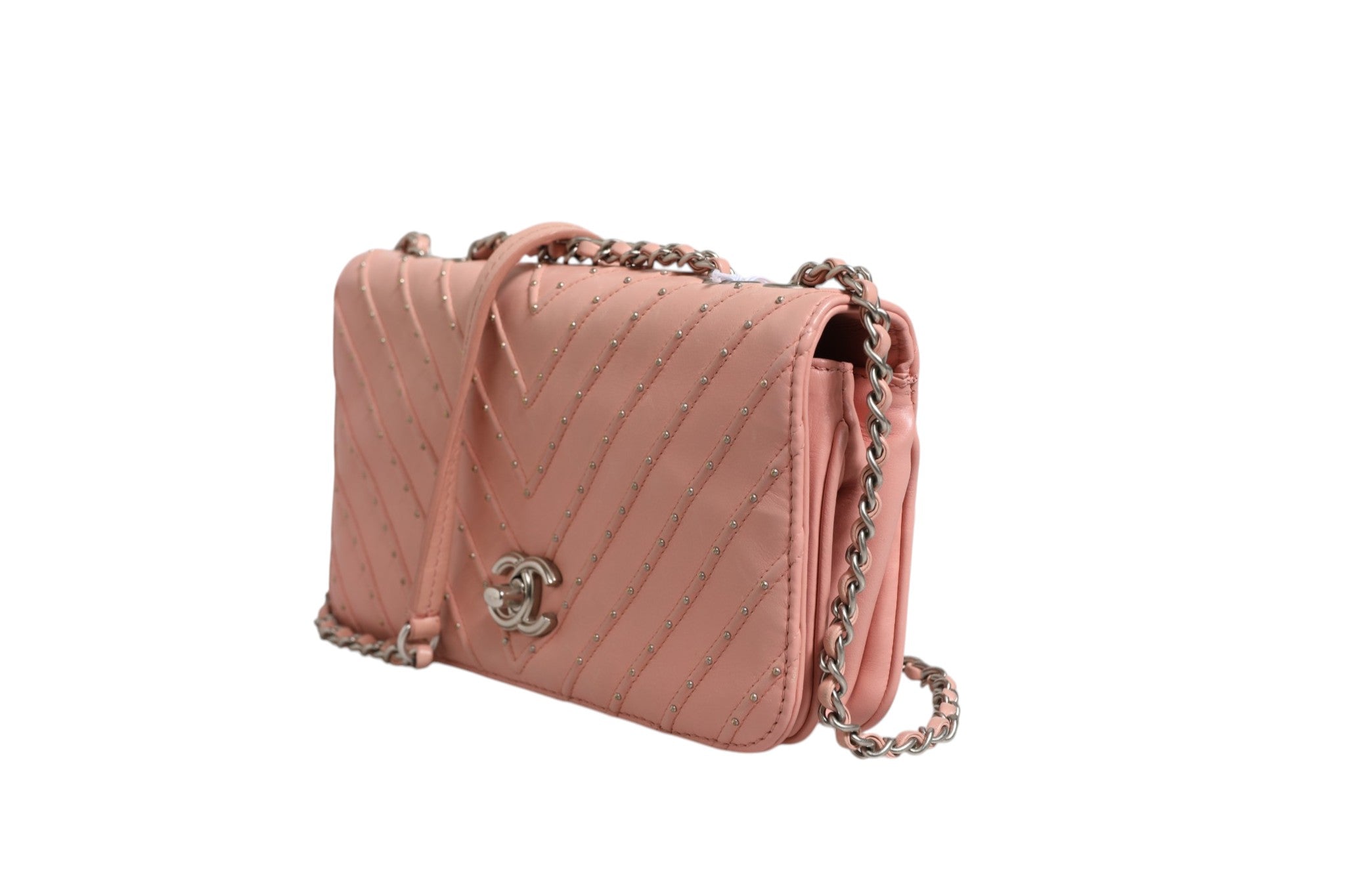 Sac Chanel Petit Classique à rabat double en cuir Chevron rose clair, élégant et sophistiqué.
