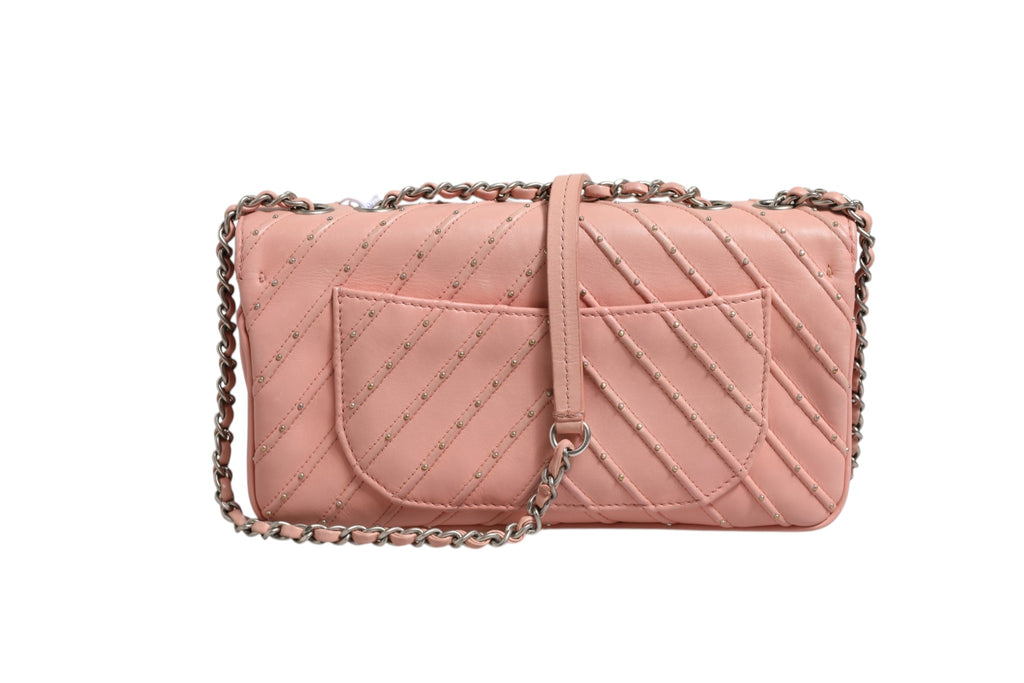 sac Chanel petit sac à rabat double classique en rose clair avec motif chevron, en cuir de haute qualité