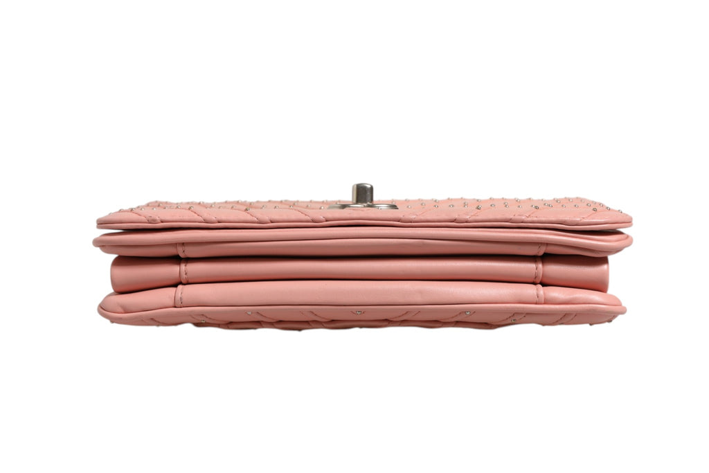 Sac Chanel petite classique à rabat double, en cuir rose clair avec motif Chevron, élégant et sophistiqué.