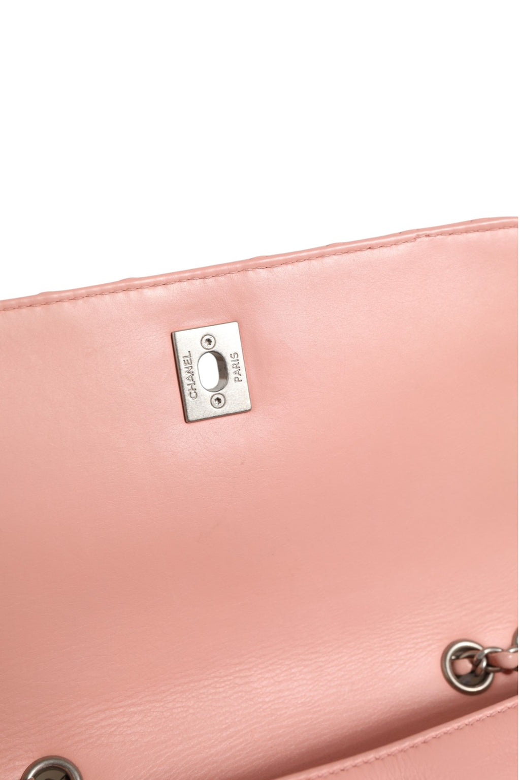 Sac Chanel classique petit à double rabat en cuir chevron rose clair, élégance et style intemporel.