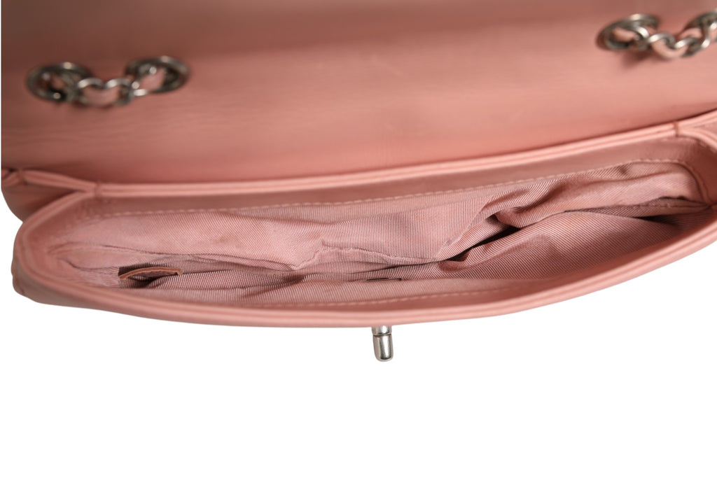 Sac Chanel petite classique à double rabat en cuir rose clair avec motif chevron, élégant et sophistiqué.