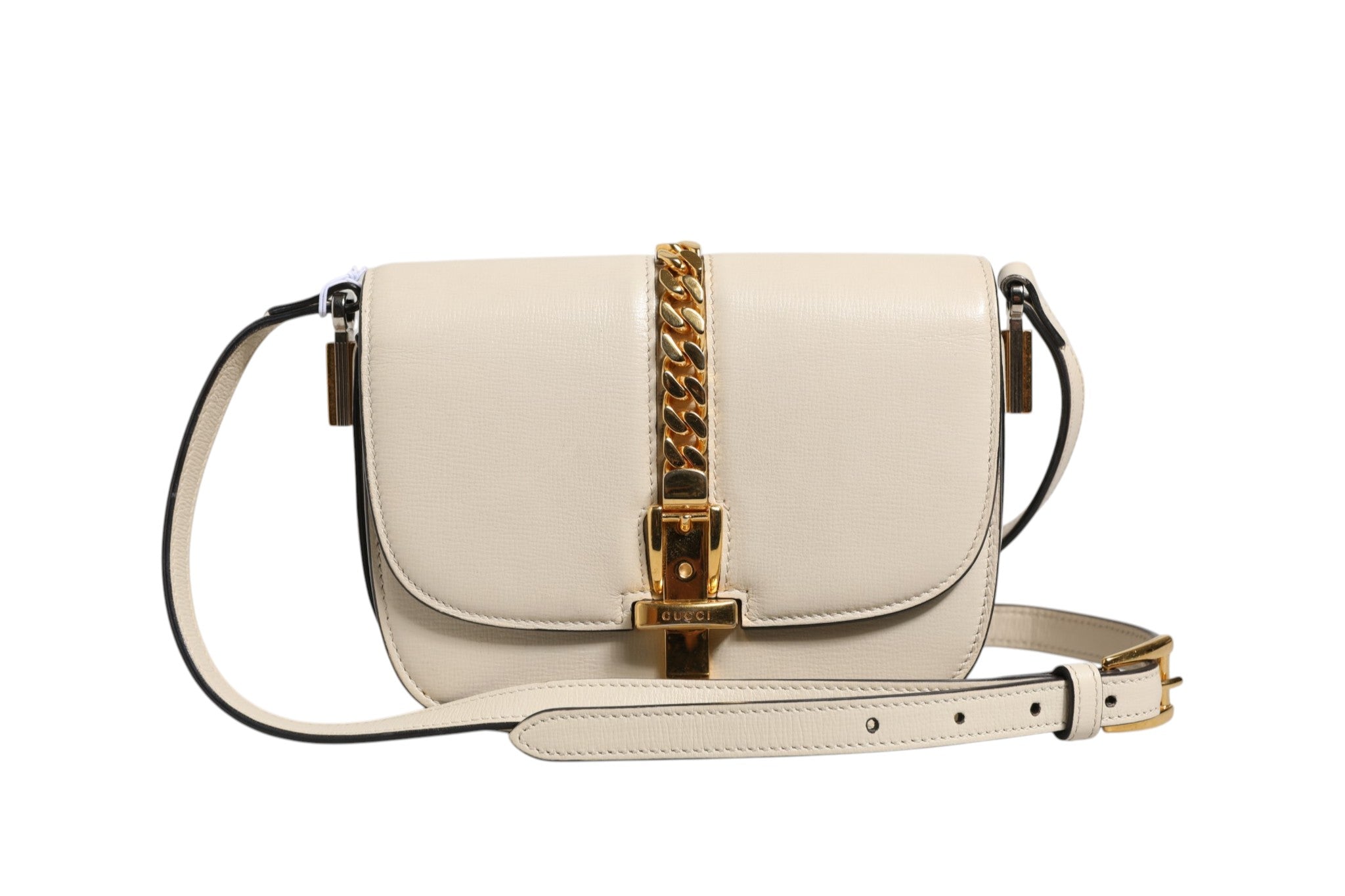 Sac à épaule en cuir Gucci Sylvie 1969 Mini, design élégant avec boucle or et bandoulière ajustable, vue de face.