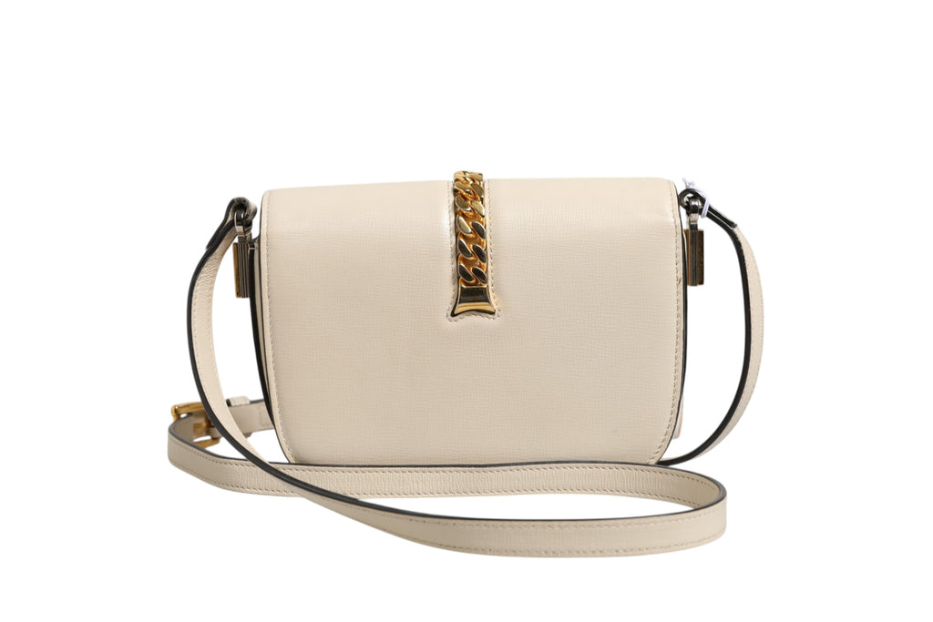 Sac à épaule Gucci Sylvie 1969 Mini en cuir, avec détails métalliques et boucle, visible de face dans l'image.