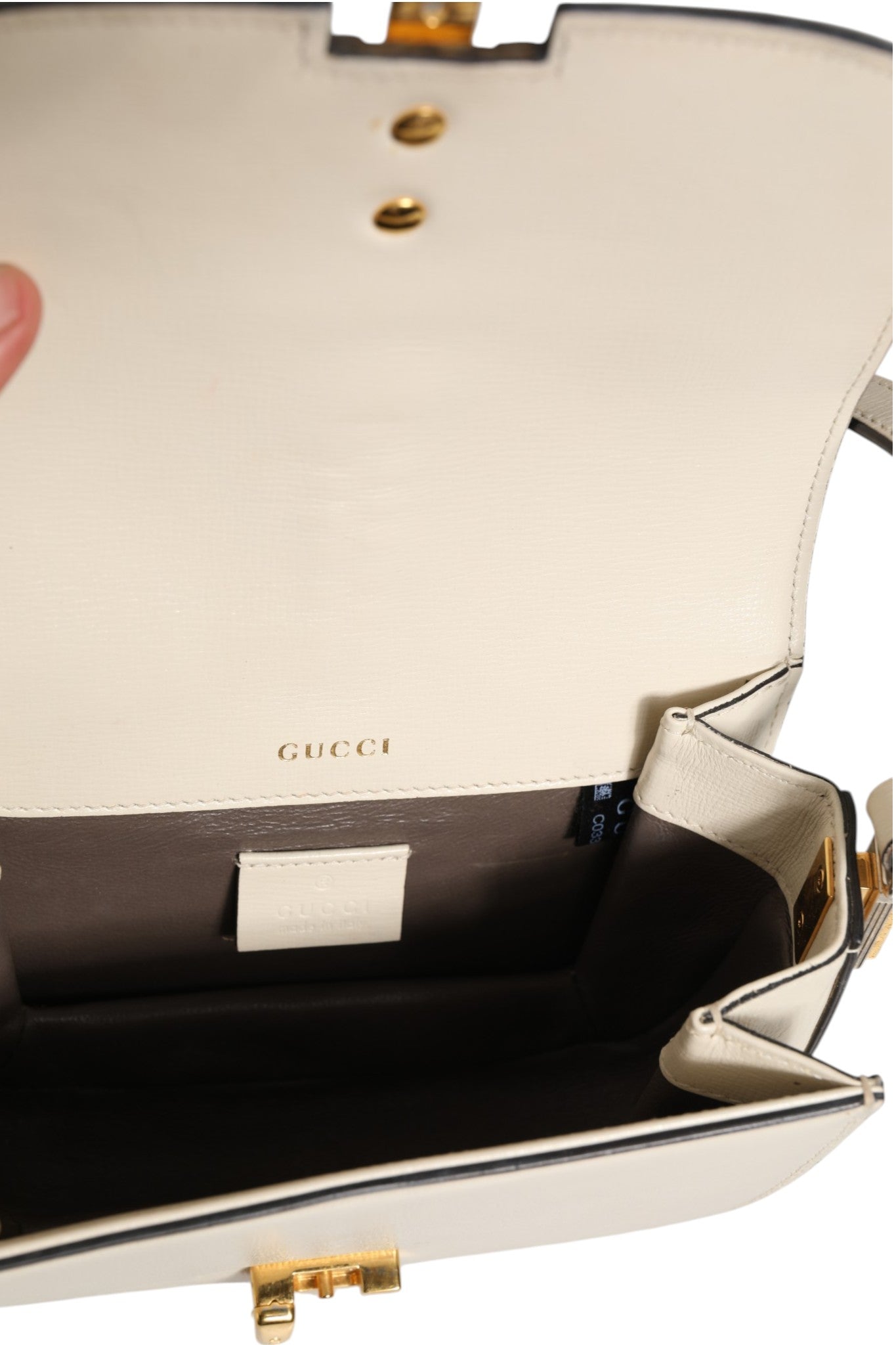 Sac à bandoulière Gucci Sylvie 1969 Mini en cuir avec boucle ornementale, visible avec détail du design élégant.