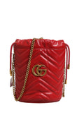 Sac bucket Gucci GG Marmont en cuir de veau rouge à chevrons matelassés, style élégant et sophistiqué.