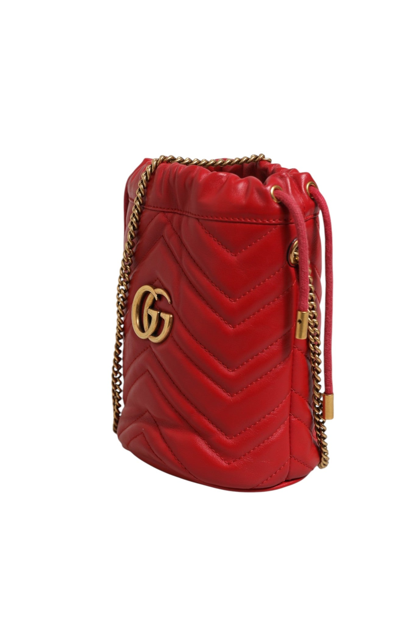 Sac seau Gucci GG Marmont en cuir de veau rouge à chevrons matelassés, style élégant et moderne.