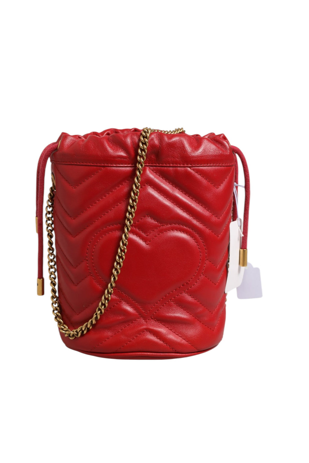 Sac seau Gucci GG Marmont en cuir de veau rouge à motif Chevron matelassé, avec logo GG en métal.