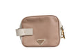 Sac à bandoulière en cuir gris clair Prada Clay, petit modèle élégant avec détails raffinés.