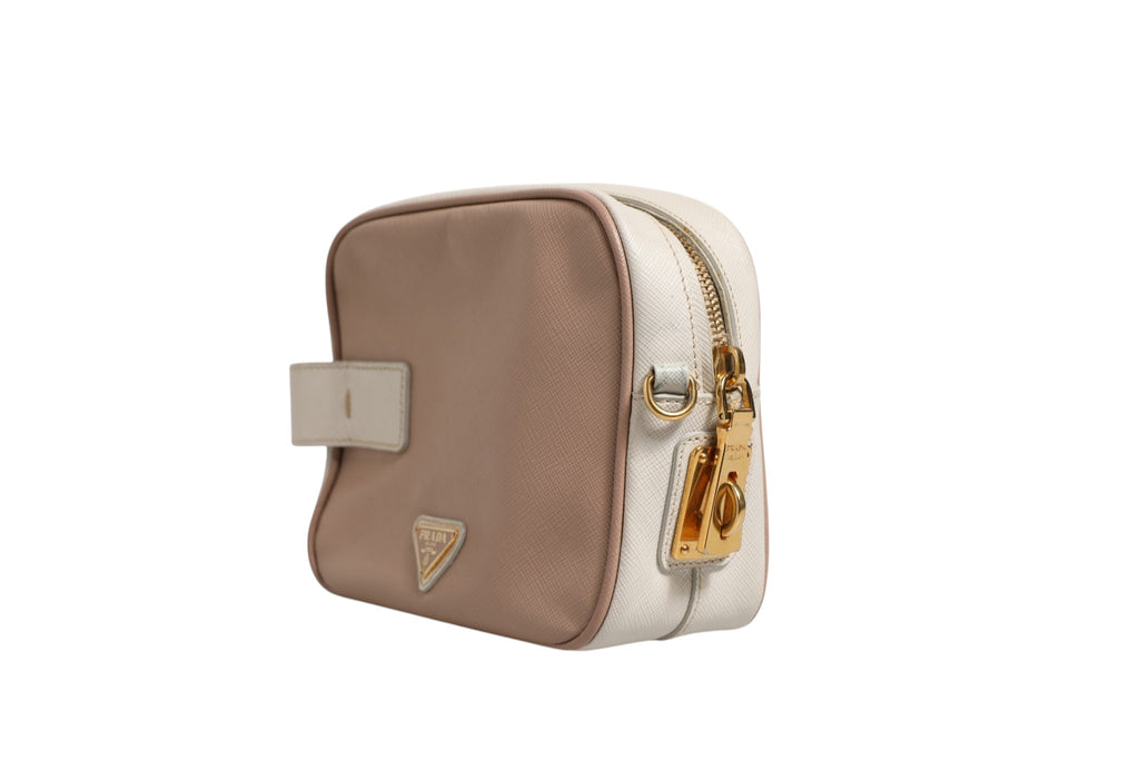 Sac à bandoulière Prada en cuir gris clay, petit modèle élégant avec bandoulière, idéal pour un style sophistiqué.