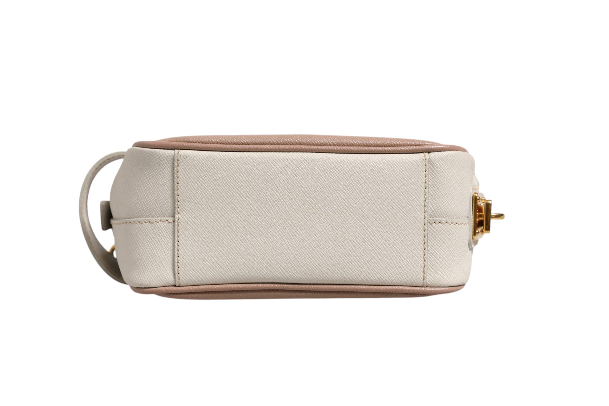 Sac à épaule en cuir gris clair Prada Clay, petit modèle, avec bandoulière et détails élégants visible sur l'image.