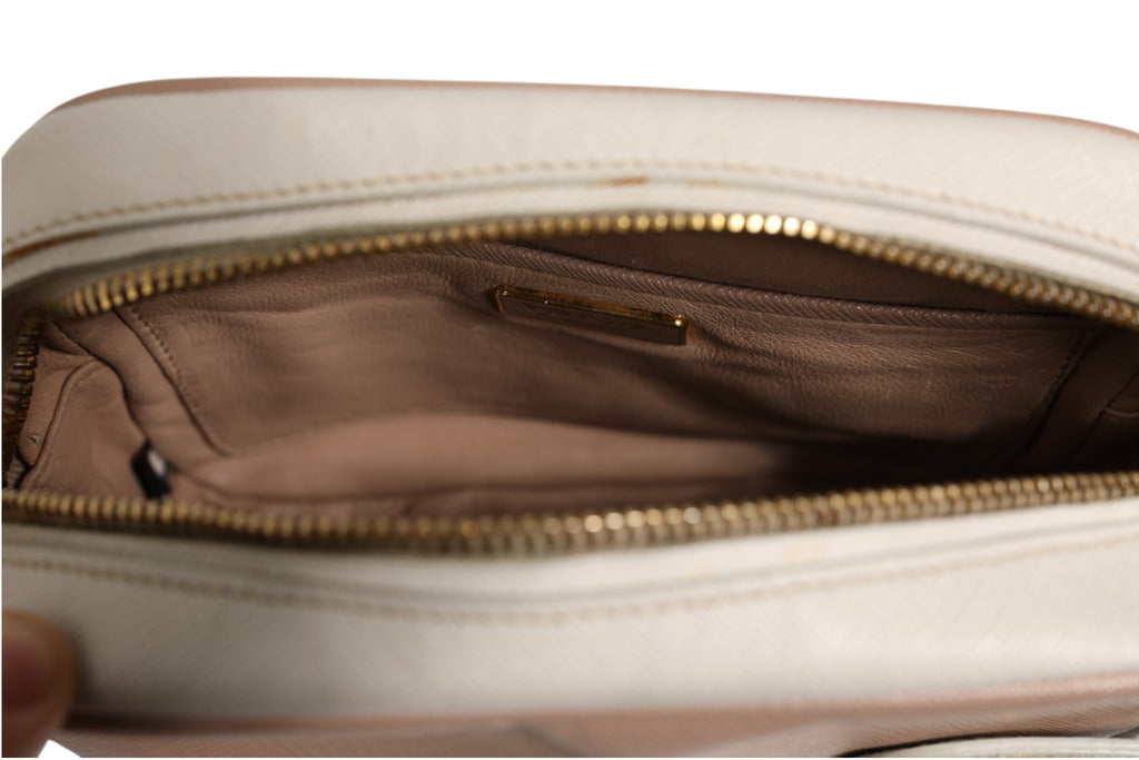 Sac à épaule en cuir gris clair Prada Clay, petit modèle, avec bandoulière ajustable et design élégant.