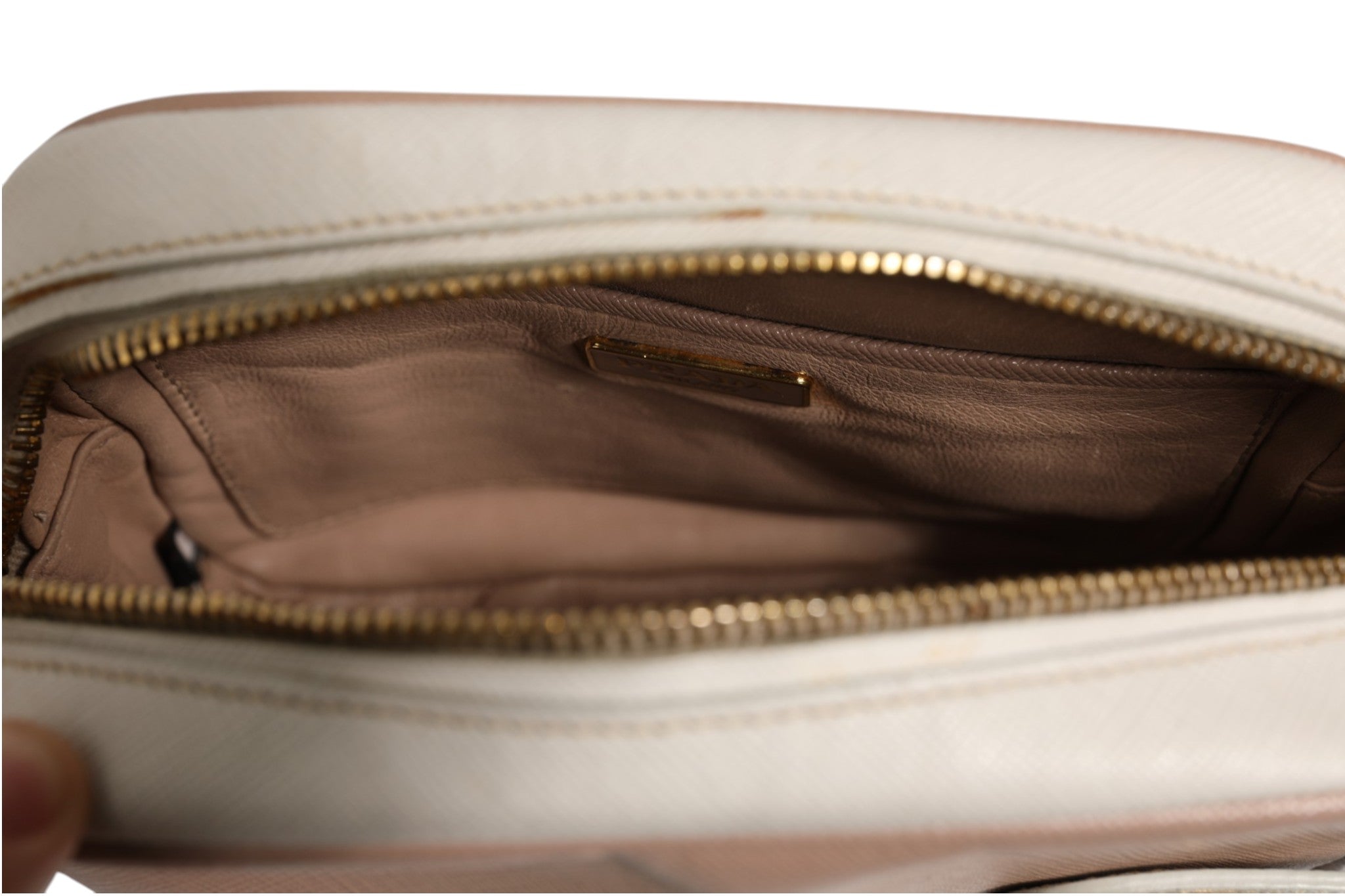 Sac à épaule en cuir gris clair Prada Clay, petit modèle, avec bandoulière ajustable et design élégant.