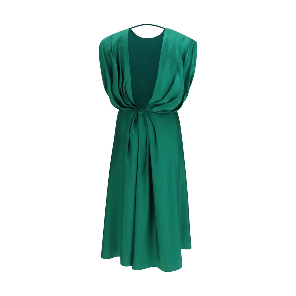 Robe décontractée en soie bicolore Versace, coupe élégante et fluide, avec détails sophistiqués, portée en style chic.