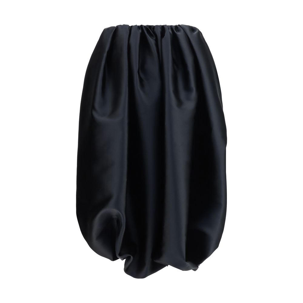 Jupe noire en polyester de Calvin Klein, coupe élégante, portée avec un style moderne et épuré.