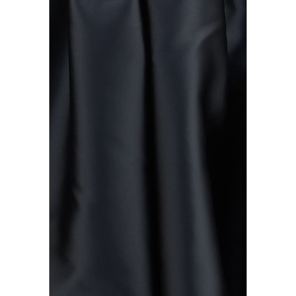 Jupe noire en polyester de la marque Calvin Klein, coupe élégante et tissu lisse, portée dans un style moderne.