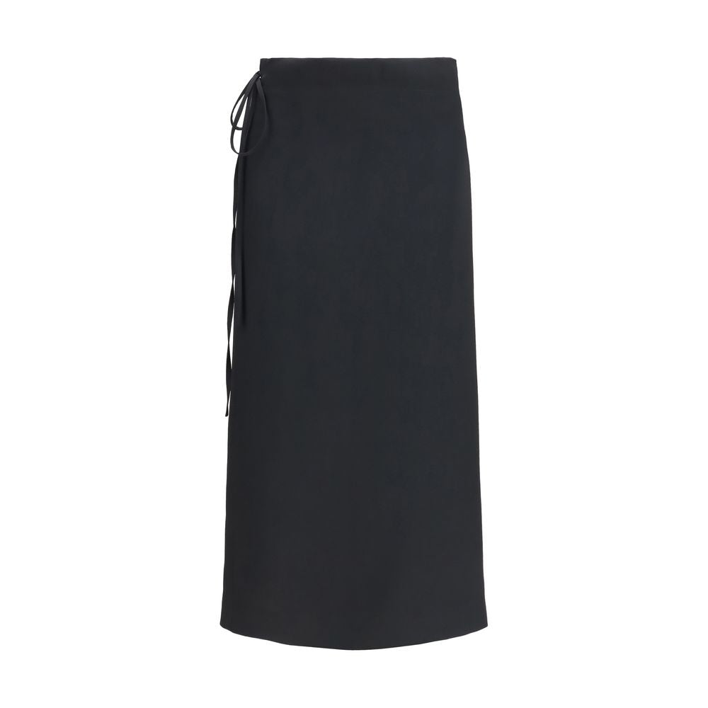 Jupe longue en viscose noire de Calvin Klein, coupe élégante et fluide, portée avec un haut blanc pour un style chic.