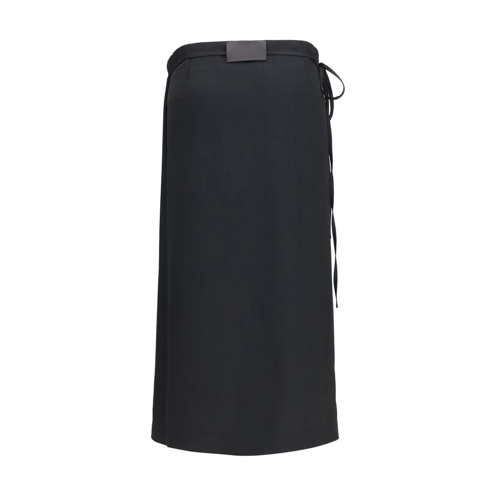 Jupe longue en viscose noire de Calvin Klein, style élégant et fluide, portée avec un haut blanc, vue de face.