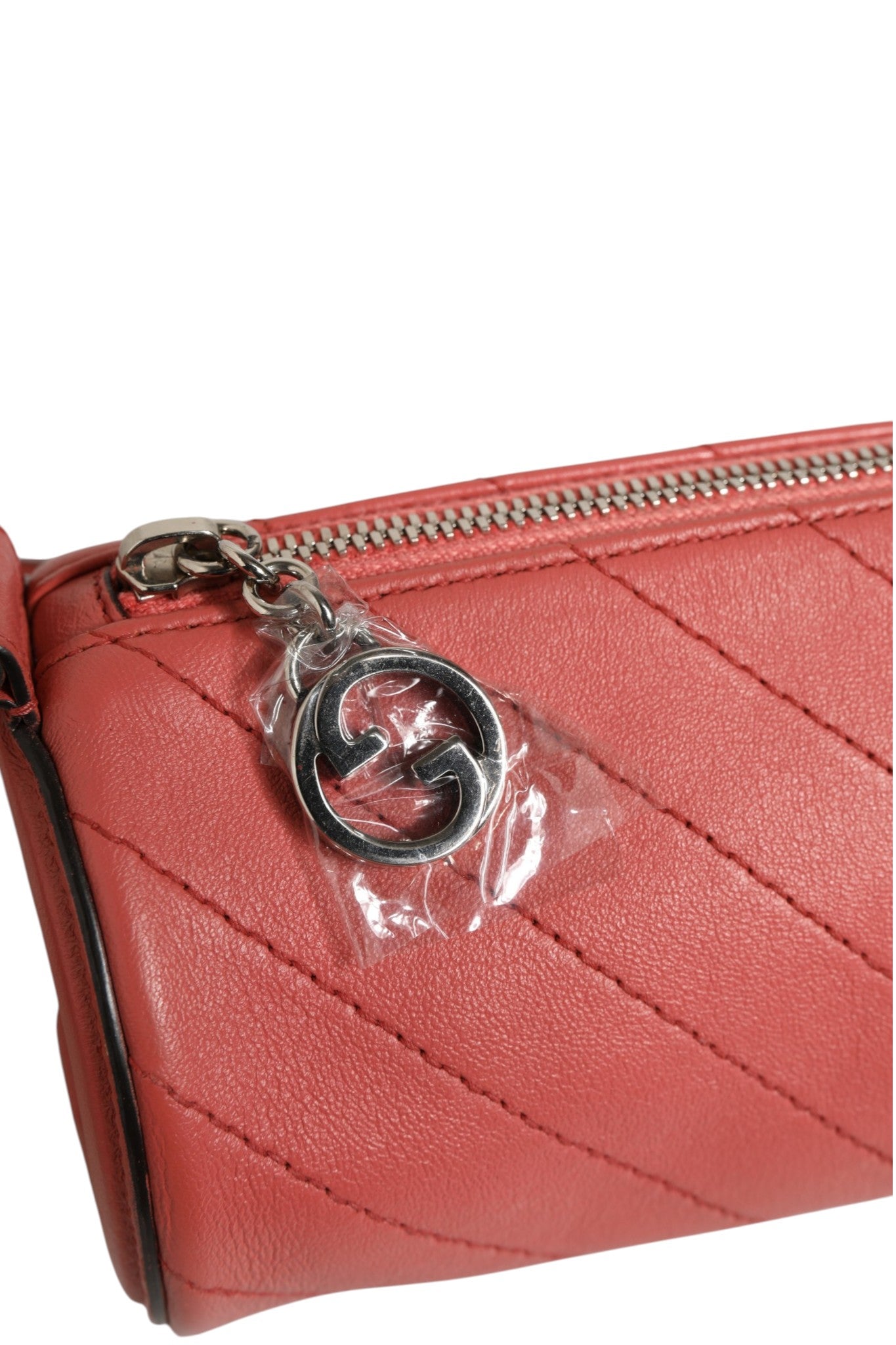 Sac à bandoulière Gucci Blondie Mini en cuir rose, petit sac élégant avec logo Gucci visible sur le devant.
