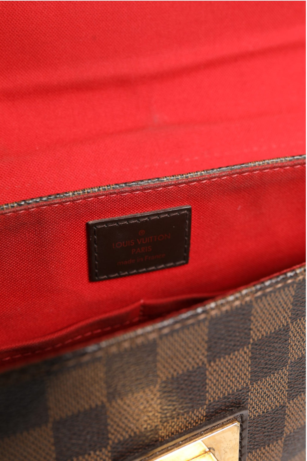 Sac à bandoulière Louis Vuitton Damier Ebene Rosebery, motif en damier brun, avec détails en cuir et bandoulière ajustable.