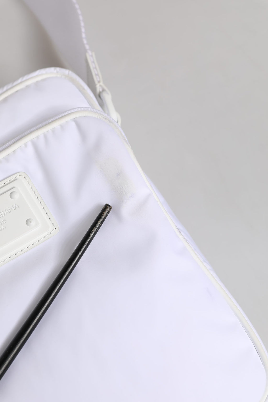 Sac à bandoulière Dolce & Gabbana blanc avec plaque logo, sacoche pour homme en cuir élégante et tendance.