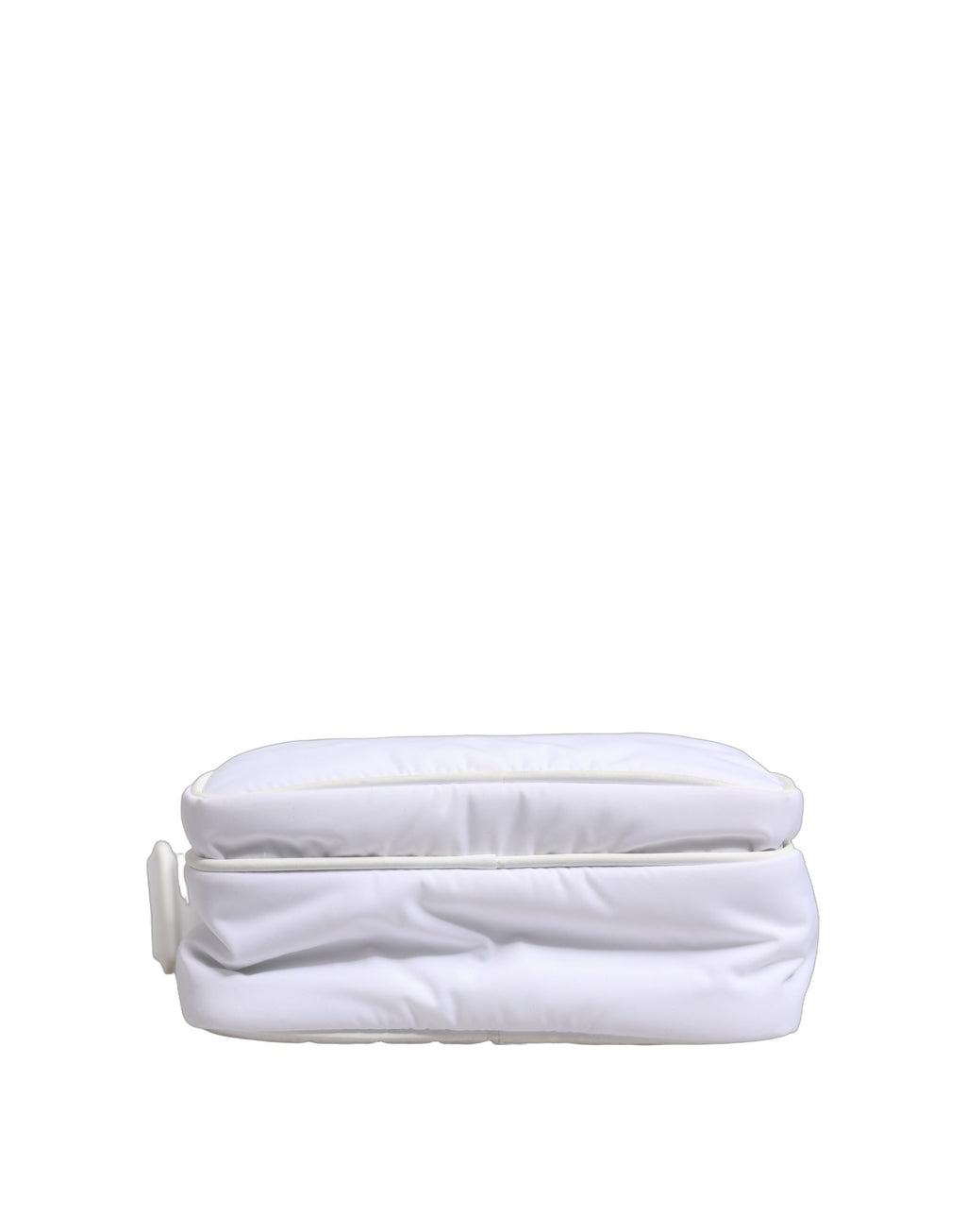 Sac à bandoulière pour homme Dolce & Gabbana blanc avec plaque logo, cuir élégant, porté sur l'épaule.