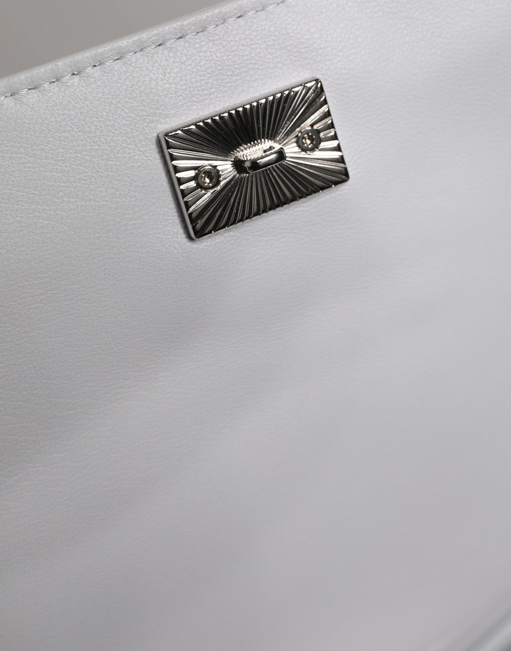 Sac à bandoulière Dolce & Gabbana blanc avec plaque logo, style élégant et pratique pour femmes.