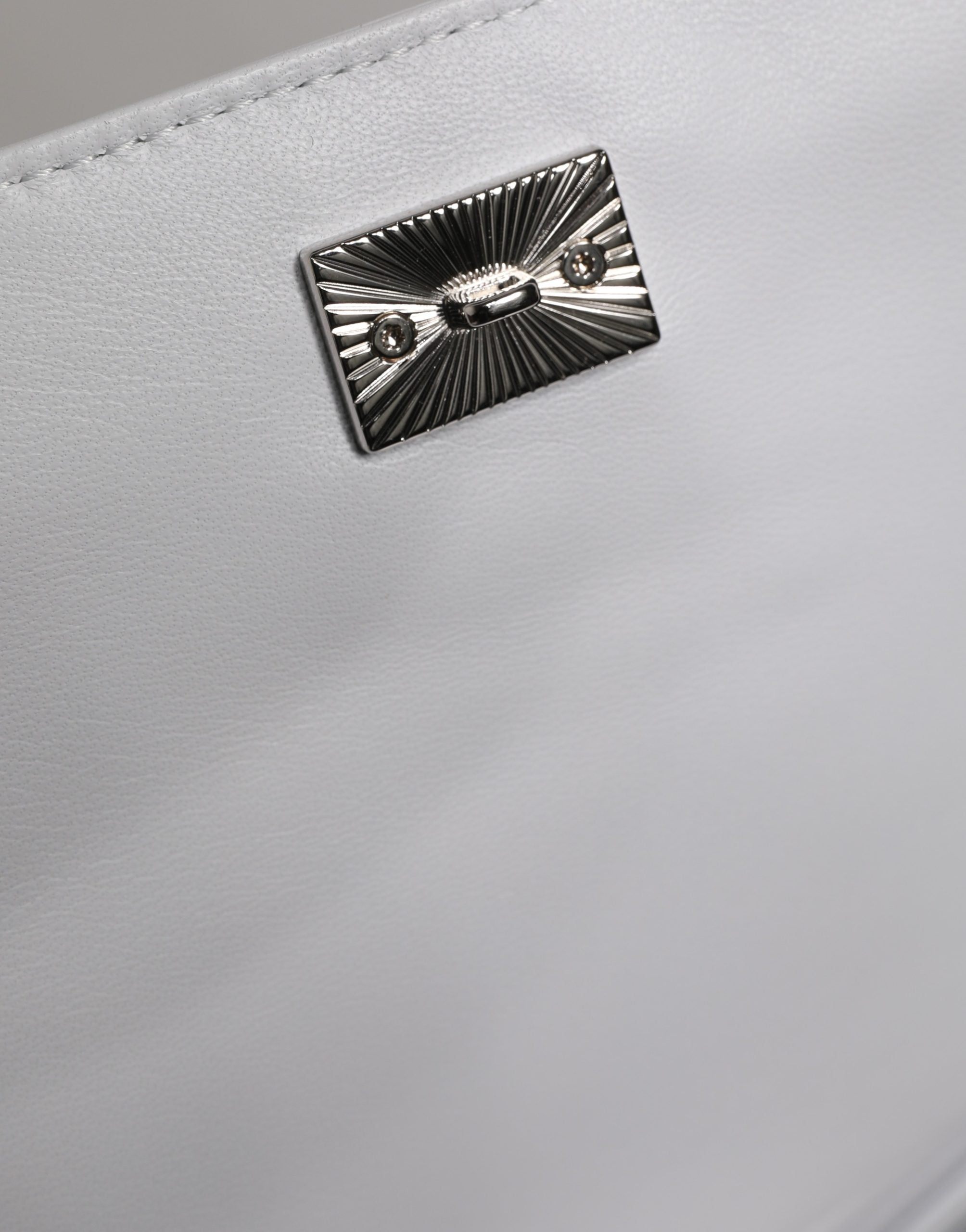 Sac à bandoulière Dolce & Gabbana blanc avec plaque logo, style élégant et pratique pour femmes.