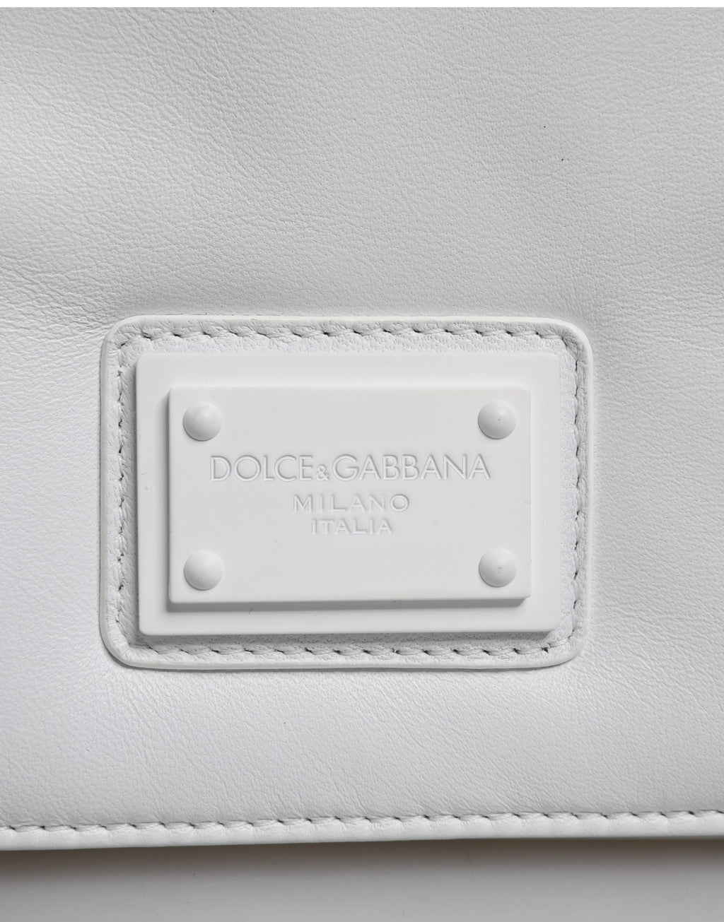 Sac à bandoulière Dolce & Gabbana blanc avec plaque logo, sac à épaule pour femmes, design élégant et moderne.