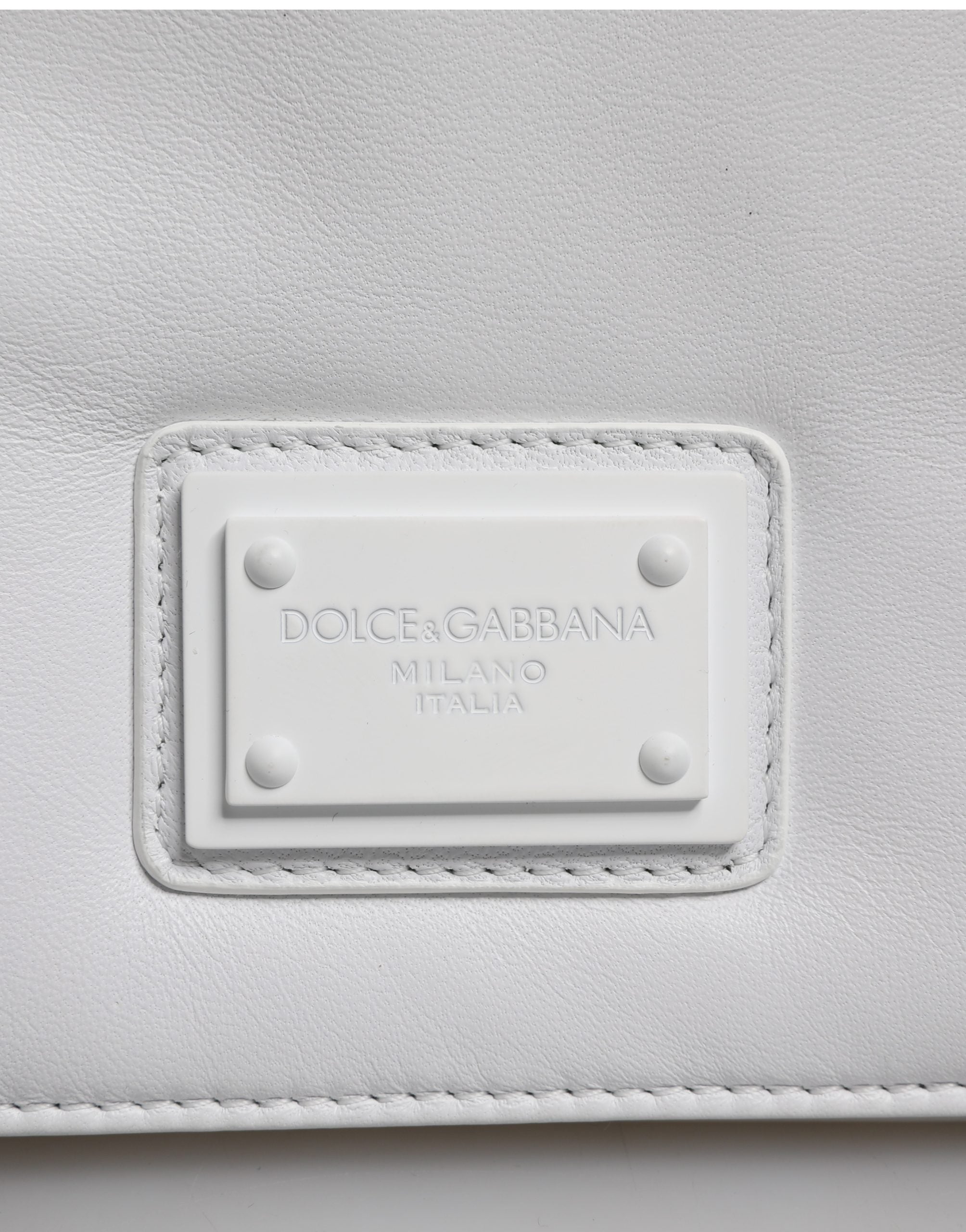 Sac à bandoulière Dolce & Gabbana blanc avec plaque logo, sac à épaule pour femmes, design élégant et moderne.