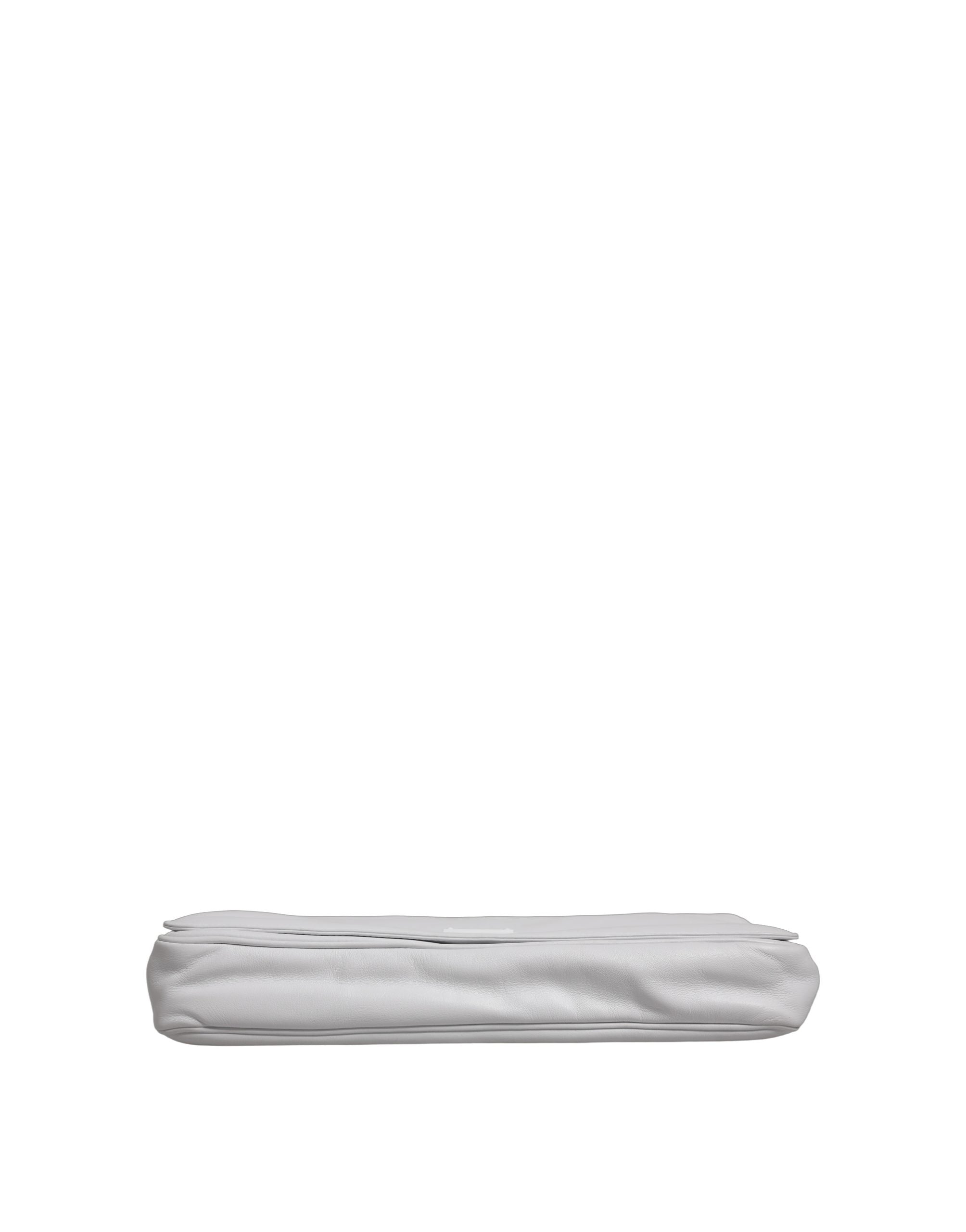 Sac à main Dolce & Gabbana blanc avec plaque logo, bandoulière pour femme, sac à épaule élégant et tendance.